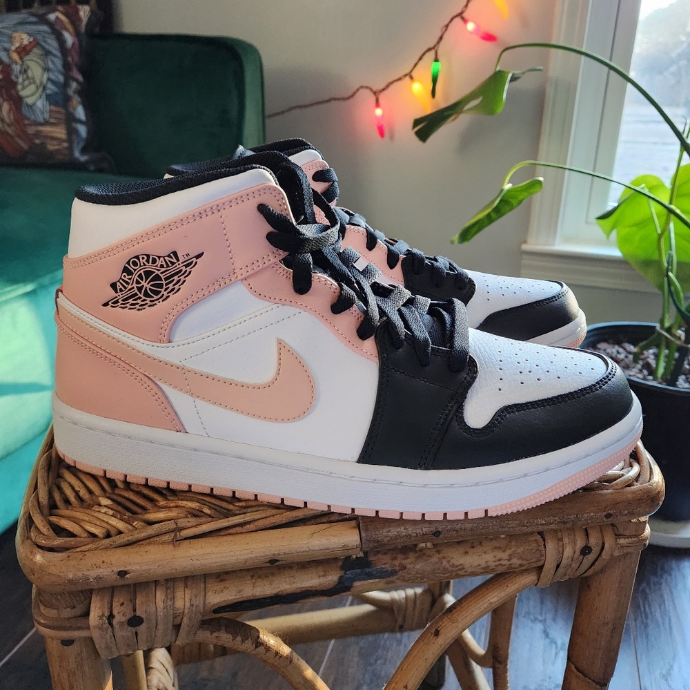 NEW AUTHENTIC NIKE AIR JORDAN 1 MID "CRIMSON TINT TOE" - Size - 9.5M / 11W